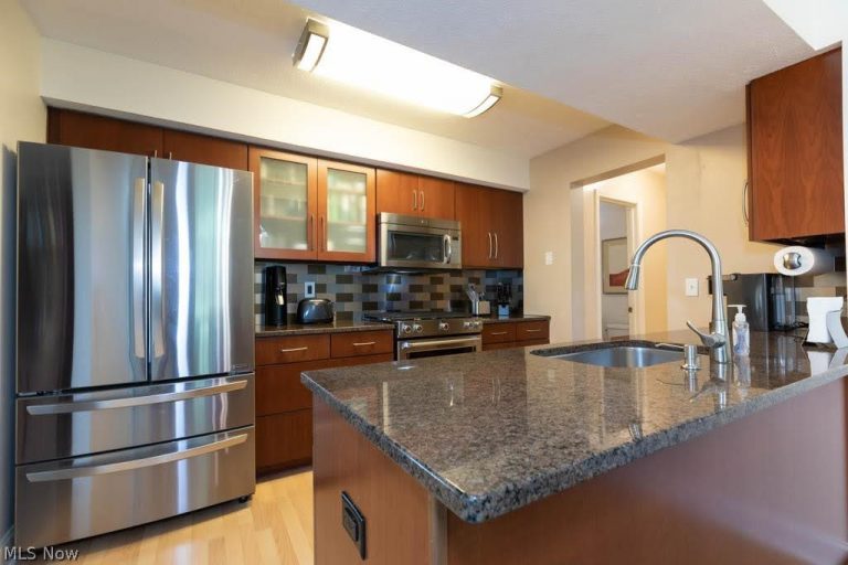 307 Huntsford Drive, Macedonia, OH - Photo 3