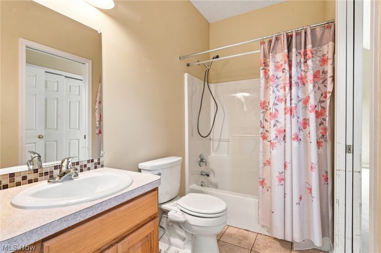 6797 Rolling Meadow Drive, Cleveland, OH - Photo 8