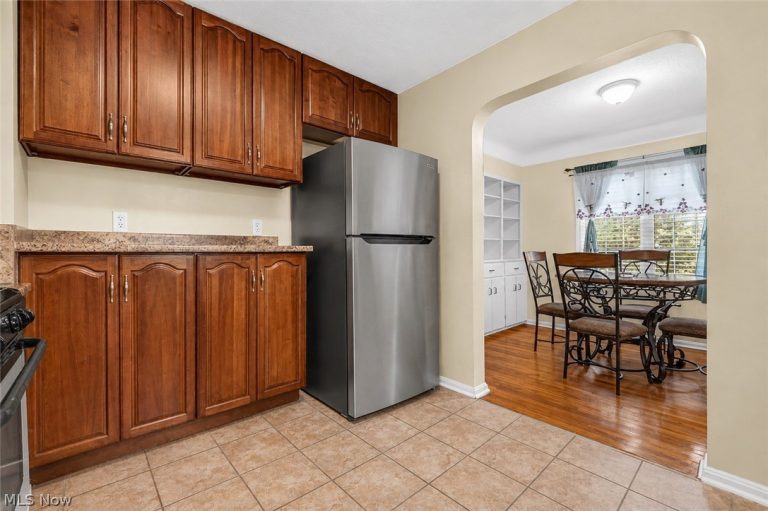 1369 Cranover Road, Lyndhurst, OH - Photo 8