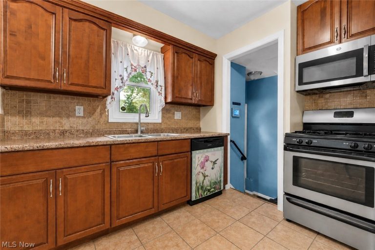 1369 Cranover Road, Lyndhurst, OH - Photo 6