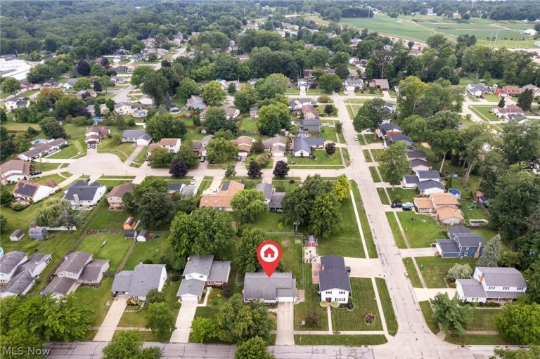380 Naples Drive, Elyria, OH - Photo 3