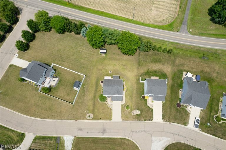 7185 Gauntlet Street, Massillon, OH - Photo 3