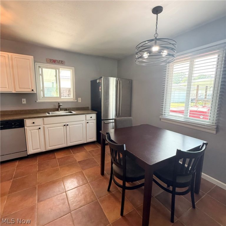 490 Myra Drive, Chardon, OH - Photo 4