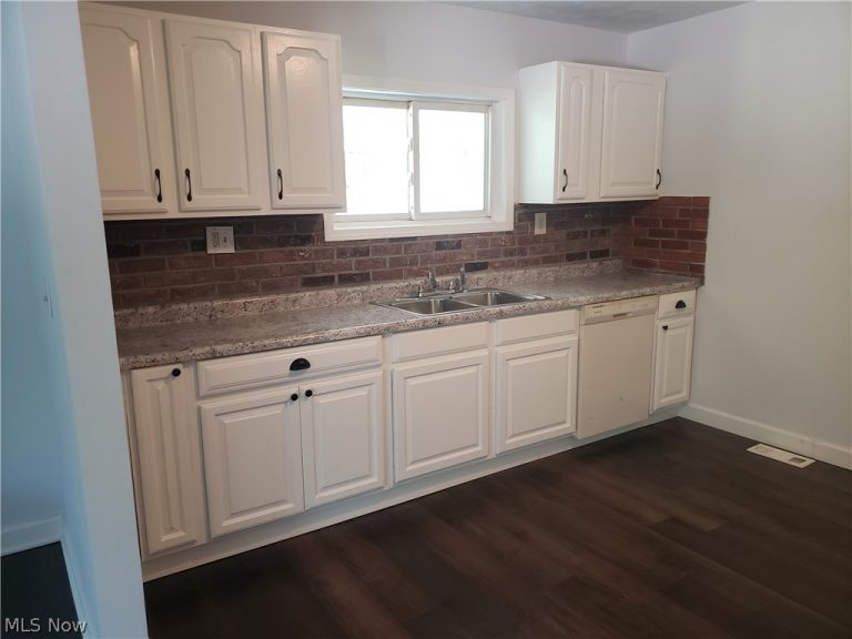 6110 Antrim Road, Elyria, OH - Photo 2