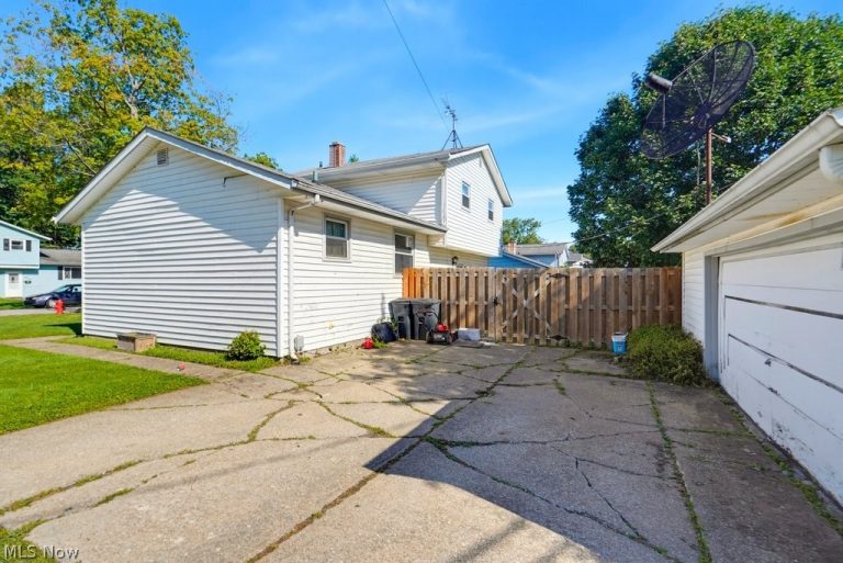 1295 Mohegan Trail, Willoughby, OH - Photo 4