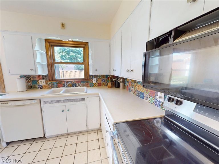 615 Edison Street, Struthers, OH - Photo 8