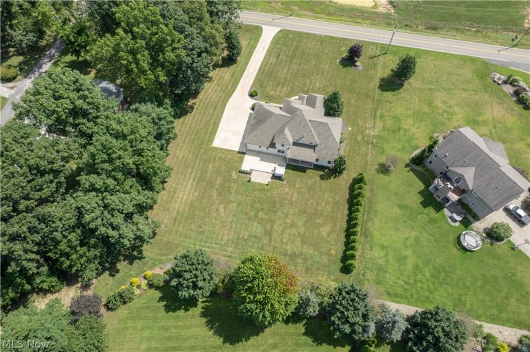 7557 Lutz Avenue, Massillon, OH - Photo 2