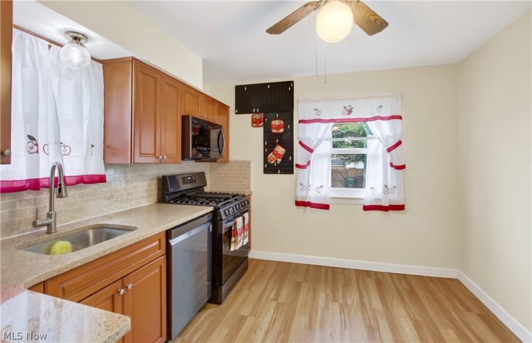 8120 Pelham Drive, Parma, OH - Photo 8