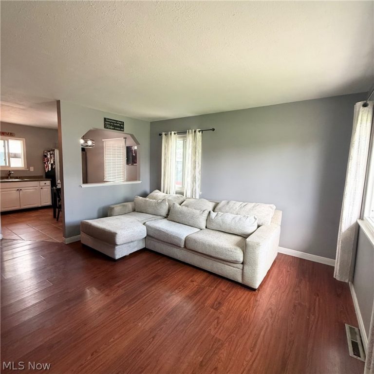 490 Myra Drive, Chardon, OH - Photo 5