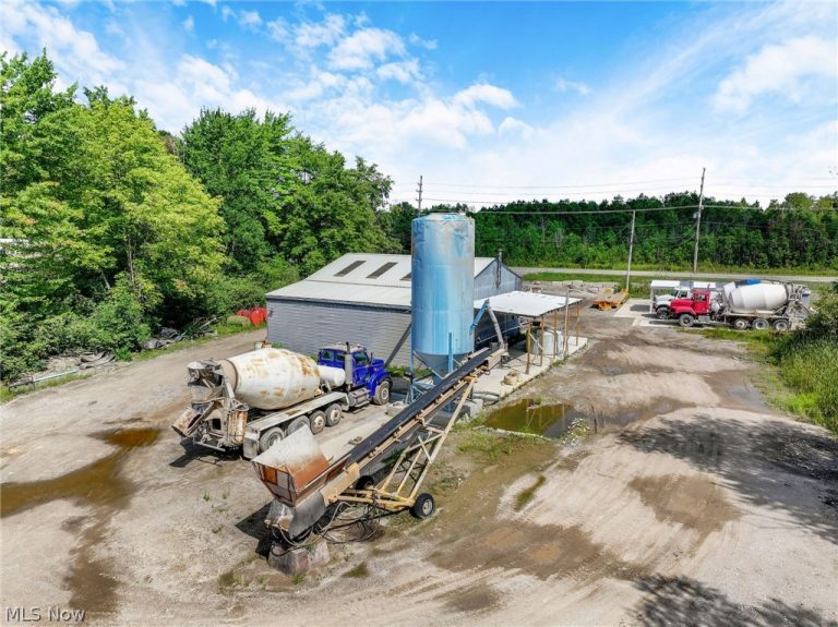 12989 Mayfield Road, Chardon, OH - Photo 2