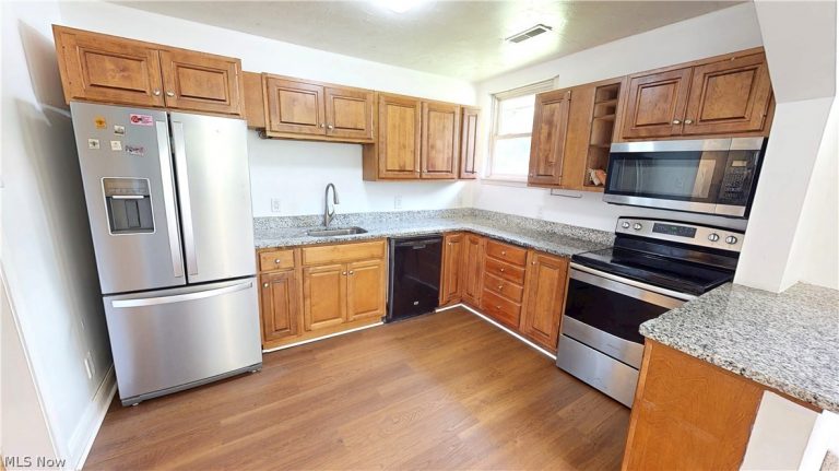 16702 Findlay Street, Chagrin Falls, OH - Photo 4