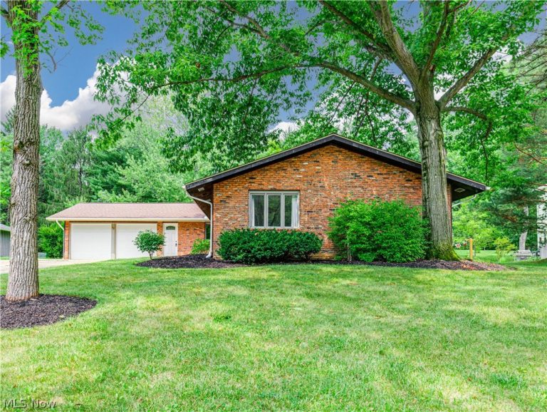 132 Parkview Drive, Aurora, OH - Photo 2