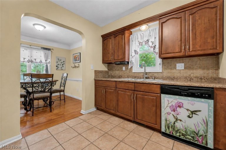 1369 Cranover Road, Lyndhurst, OH - Photo 5