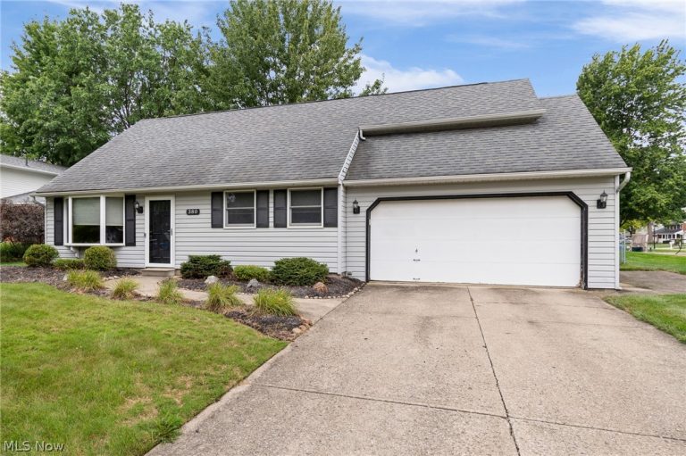 380 Naples Drive, Elyria, OH - Photo 2
