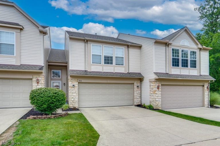 306 Bucknell Court, Broadview Heights, OH - Photo 2