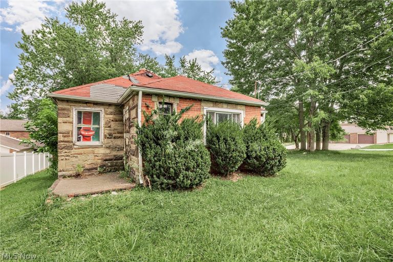 16725 Findlay Street, Chagrin Falls, OH - Photo 2