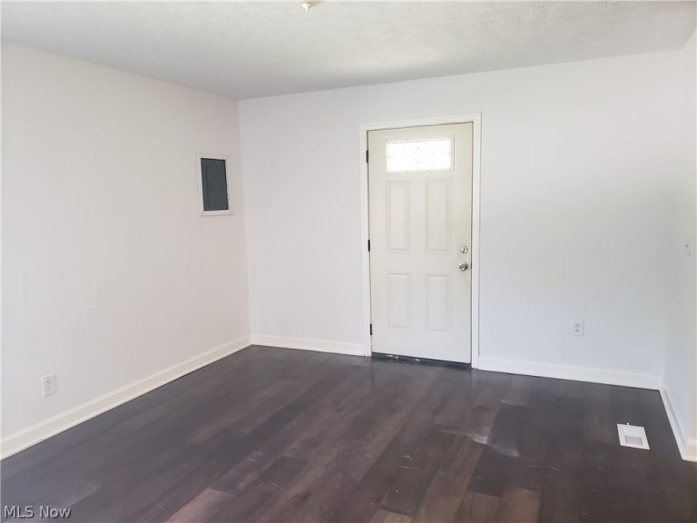 6110 Antrim Road, Elyria, OH - Photo 5