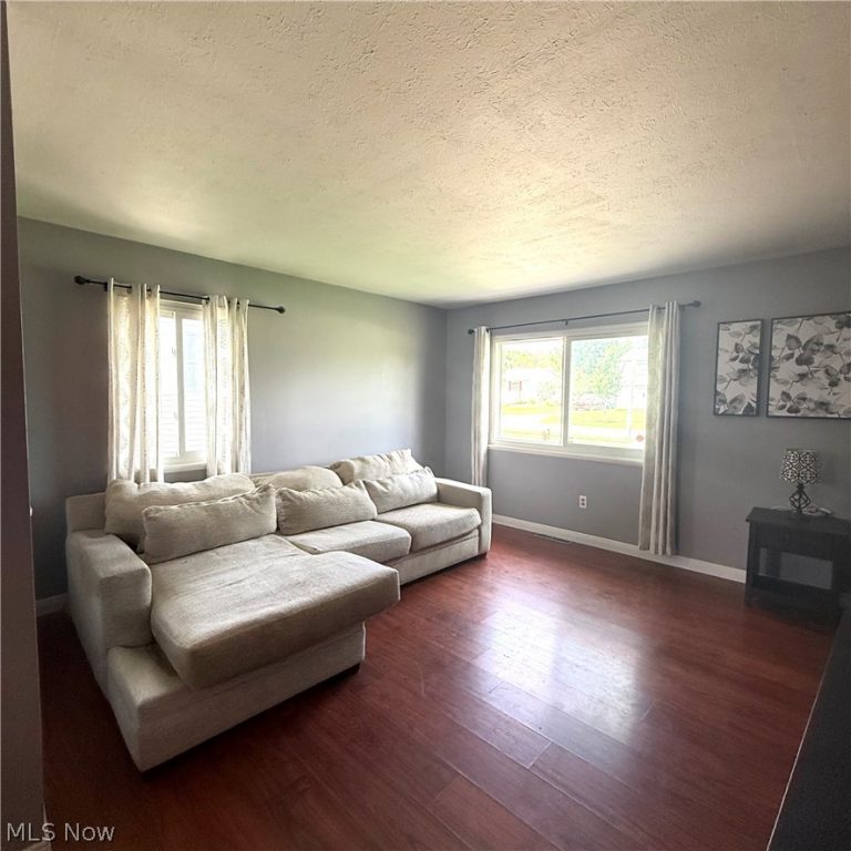 490 Myra Drive, Chardon, OH - Photo 6