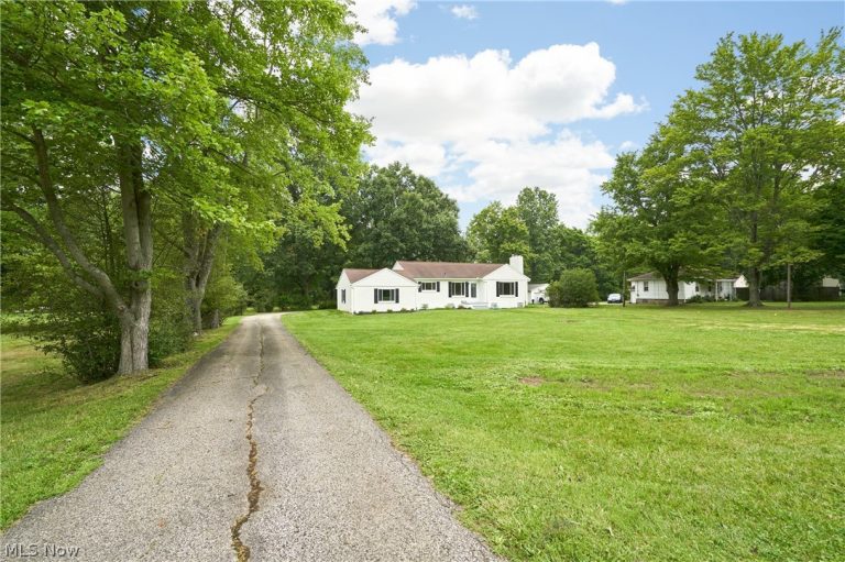 3265 Ridgewood Road, Fairlawn, OH - Photo 2
