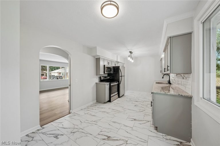 1155 Bell Court, Elyria, OH - Photo 6
