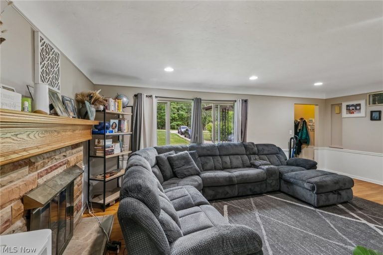 8310 Broadview Road, Broadview Heights, OH - Photo 4