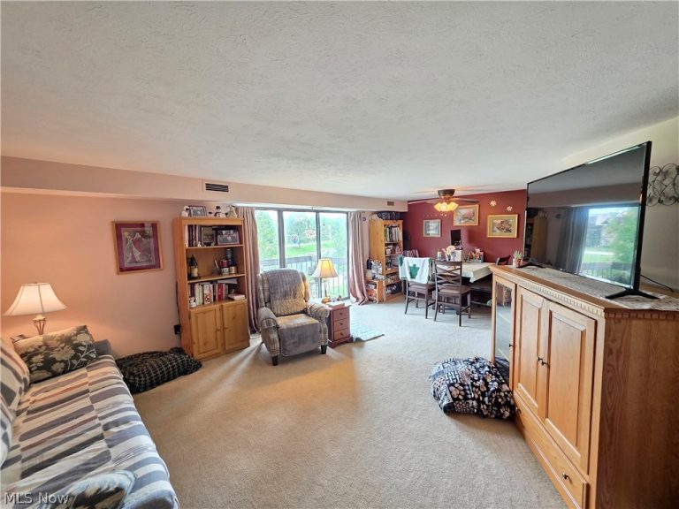9630 Cove Drive, North Royalton, OH - Photo 4