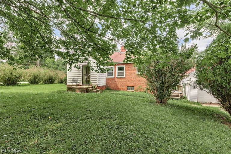 16725 Findlay Street, Chagrin Falls, OH - Photo 4