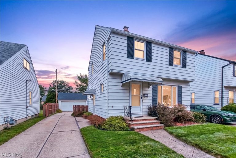8120 Pelham Drive, Parma, OH - Photo 4
