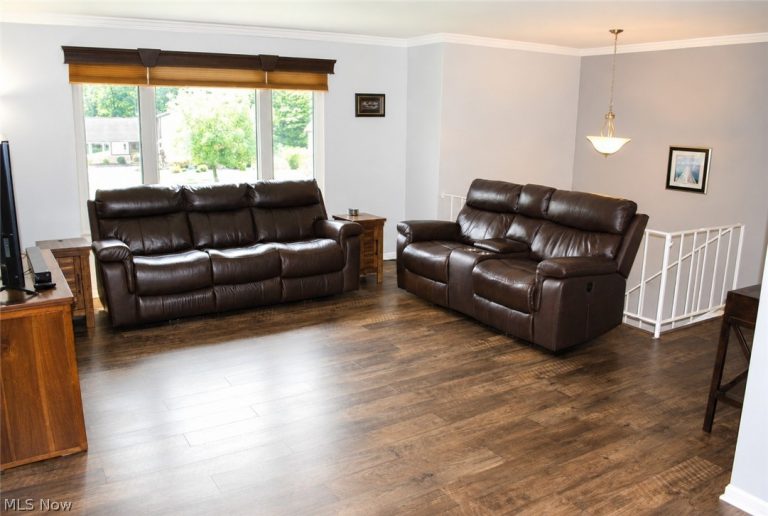 8920 Lakeview Circle, Parma, OH - Photo 6
