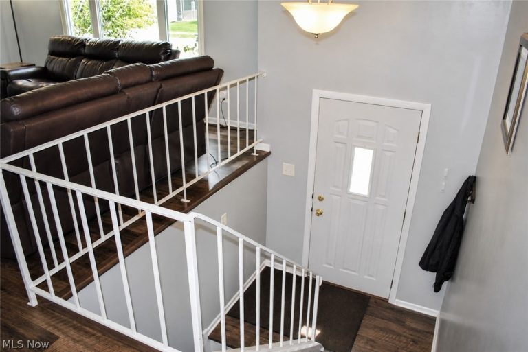 8920 Lakeview Circle, Parma, OH - Photo 3