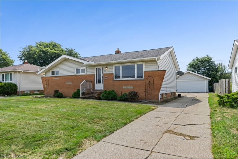 578 Dartmoor Avenue, Seven Hills, OH - Photo 2