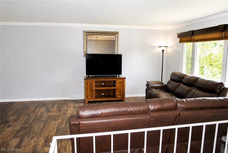 8920 Lakeview Circle, Parma, OH - Photo 5