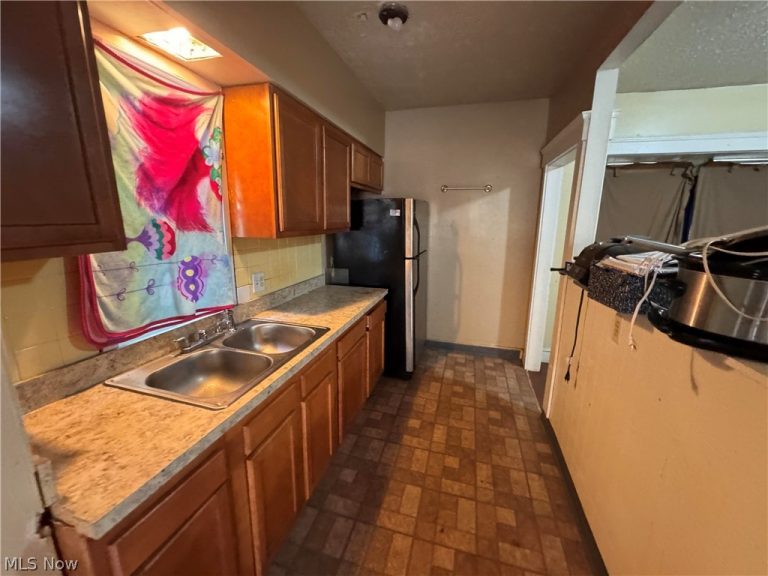 10907 Hull Avenue, Cleveland, OH - Photo 6