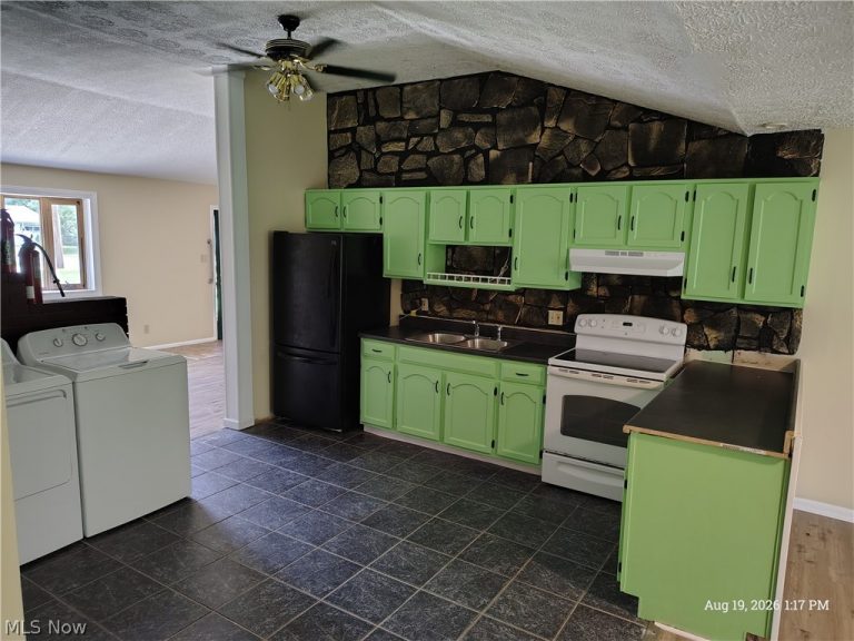2822 Redgate Lane, Austintown, OH - Photo 3