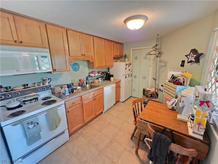 9630 Cove Drive, North Royalton, OH - Photo 8