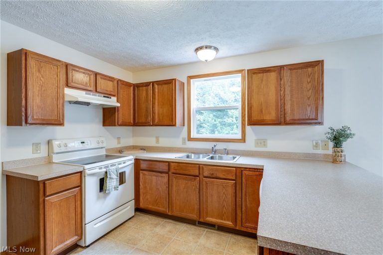 3061 Dover Drive, Akron, OH - Photo 8
