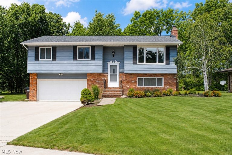 8920 Lakeview Circle, Parma, OH, 44129