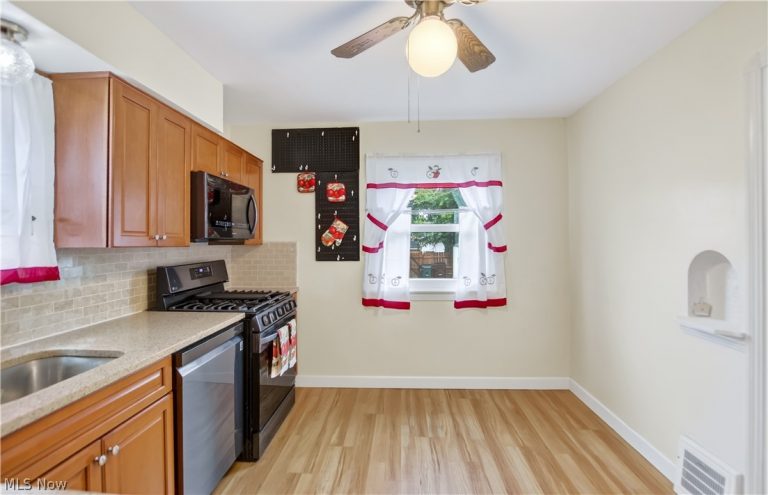 8120 Pelham Drive, Parma, OH - Photo 6
