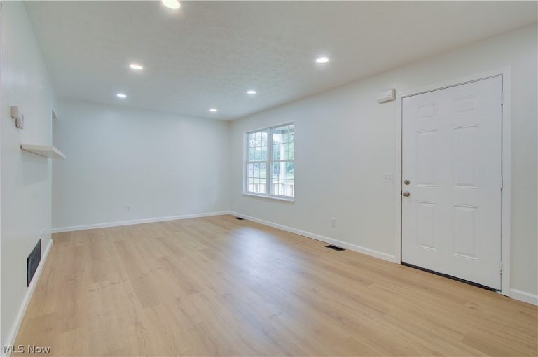 330 Liberty Avenue, Alliance, OH - Photo 8