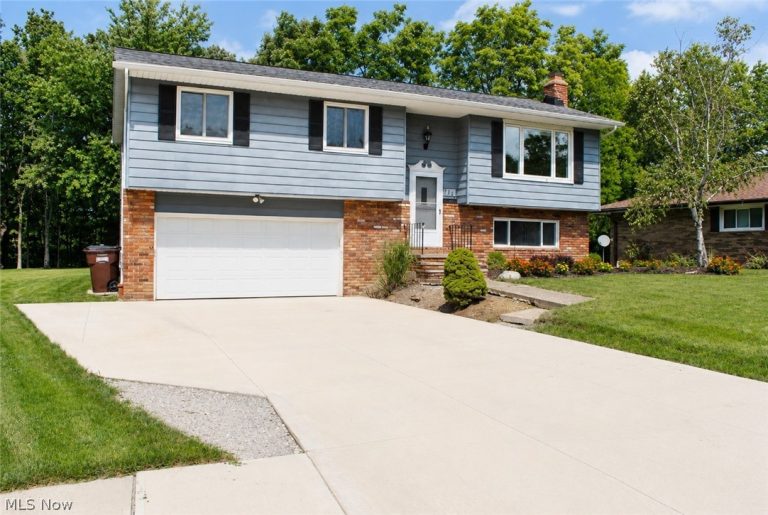 8920 Lakeview Circle, Parma, OH - Photo 2