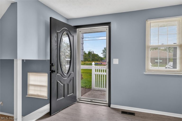 4036 Leavitt Road, Lorain, OH - Photo 8