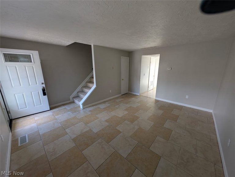 2581 Shakespeare Lane, Avon, OH - Photo 2