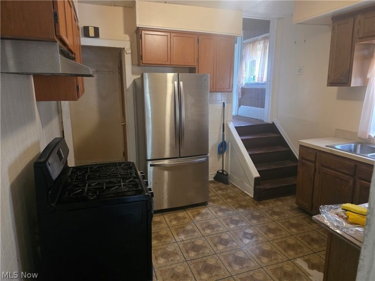 10927 Hampden Avenue, Cleveland, OH - Photo 8