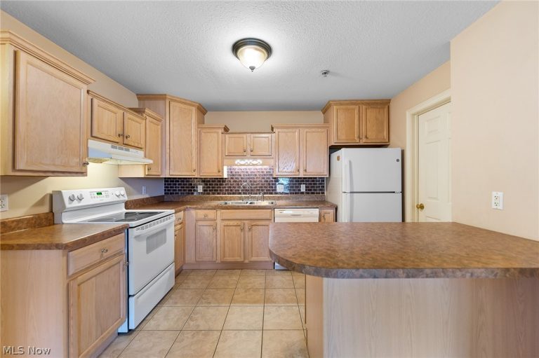 3649 Indian Run Drive, Canfield, OH - Photo 8