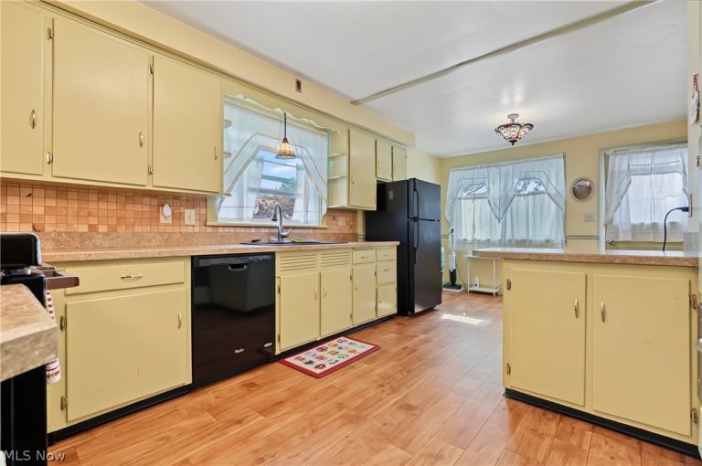 323 Prospect Street, Girard, OH - Photo 2