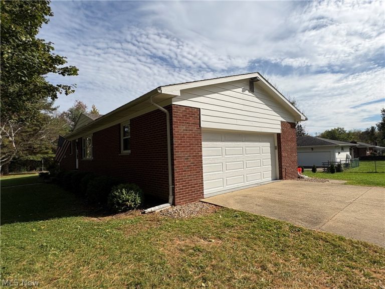 2390 Eastport Drive, Akron, OH - Photo 3