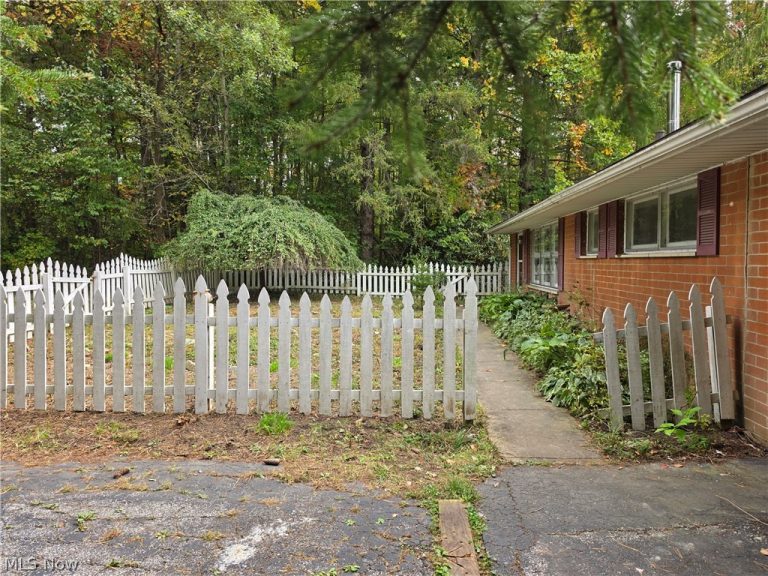 10057 Thwing Road, Chardon, OH - Photo 3