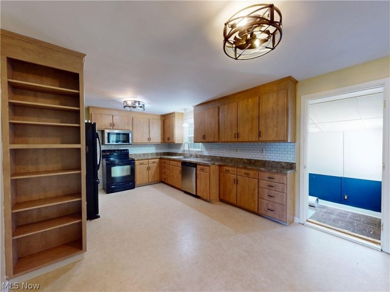 35952 Lakomis Drive, Eastlake, OH - Photo 8
