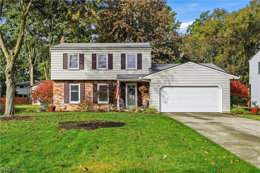 6124 Sherwood Drive, North Olmsted, OH