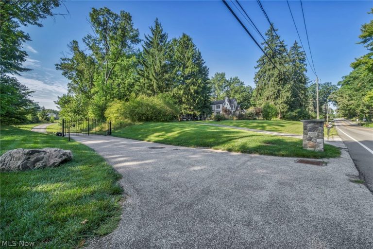 6610 Wallings Road, Brecksville, OH - Photo 2
